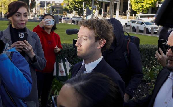 <i>Mark Zuckerberg, director ejecutivo de Meta Platforms, llega para comparecer ante el tribunal en el Tribunal Superior del Condado de Los Ángeles en el centro de Los Ángeles, California, EE. UU. EFE/EPA/CHRIS TORRES</i>
