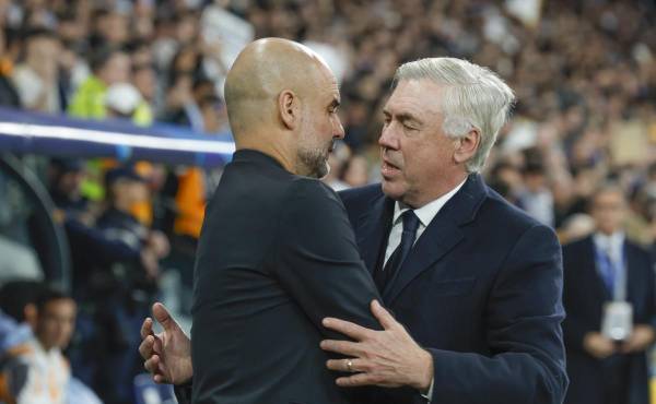 <i>Pep Guardiola y Carlo Ancelotti se saludan durante un partido de Liga de Campeones como entrenadores del Manchester City y el Real Madrid. EFE/Kiko Huesca</i>