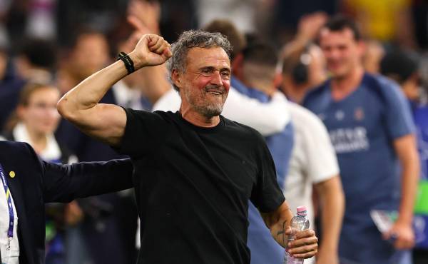 <i>El entrenado del PSG Luis Enrique tras el partido de la Liga de Campeones UEFA entre Paris Saint-Germain y Arsenal en el estadio Puskas Arena en Budapest, Hungría. EFE/EPA/ANNA SZILAGYI</i>