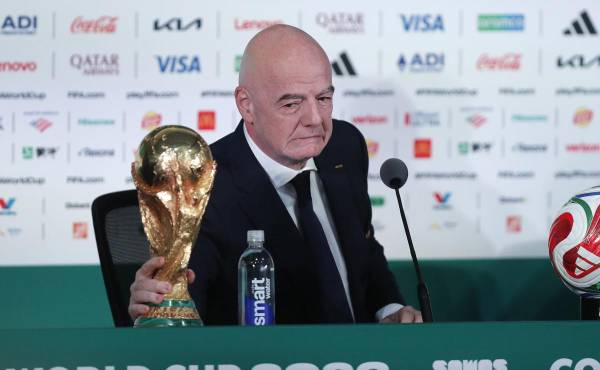 <i>El presidente de la FIFA, Gianni Infantino, sostiene la Copa del Mundo durante una rueda de prensa este miércoles, en Ciudad de México (México). EFE/ Isaac Esquivel</i>