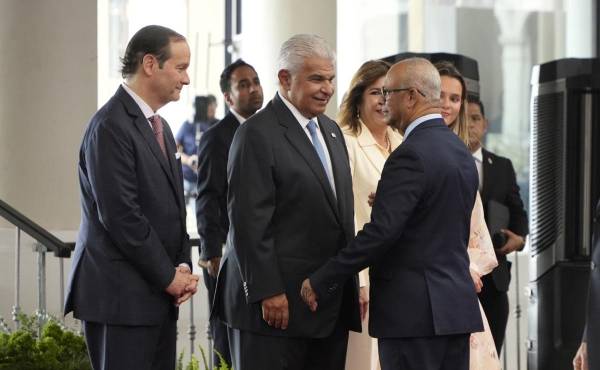 <i>El presidente de Panamá, José Raúl Mulino (c), saluda al secretario general de la Organización de los Estados Americanos (OEA), Albert Ramdin (d), a su llegada a los actos conmemorativos del Bicentenario del Congreso Anfictiónico este lunes, en Ciudad de Panamá (Panamá). Panamá conmemora los 200 años del Congreso Anfictiónico, la asamblea convocada por Bolívar en la capital panameña entre el 22 de junio y el 15 de julio de 1826 en un intento de unificar a los Estados americanos recién independizados de España. EFE/ Aris Mariota</i>