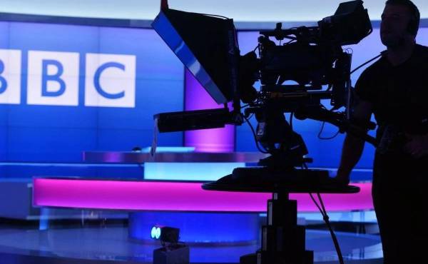 <i>Como otros medios de comunicación, la BBC se enfrenta a la competencia de plataformas de contenidos digitales y a la carta, así como a la presión de empresarios y políticos británicos, sobre todo de derecha, que consideran que su actividad supone una competencia desleal al sector privado. Foto de cortesía</i>