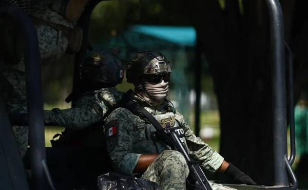 Integrantes del Ejército Mexicano custodian frente al panteón Recinto de la Paz, en Zapopan, Jalisco (México). EFE/ Francisco Guasco