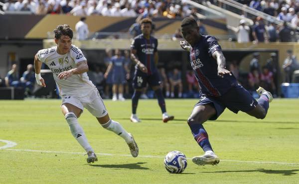 <i>El portugués Nuno Mendes (d) prepara un centro al área del Real Madrid ante la marca del lateral Fran Garcia durante el partido jugado este martes en East Rutherford (Nueva Jersey) que clasificó al club francés a la final del Mundial de Clubes con una goleada por 4-0. EFE/EPA/CJ GUNTHER</i>