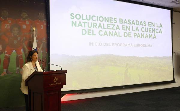 <i>La coordinadora General de la Cooperación Española en Panamá, Itziar González, habla durante el lanzamiento de un proyecto de la Unión Europea (UE) y la Agencia Española de Cooperación Internacional para el Desarrollo (AECID) para adaptar la cuenca del Canal de Panamá a la crisis climática este martes, en Ciudad de Panamá (Panamá). EFE/ Carlos Lemos</i>