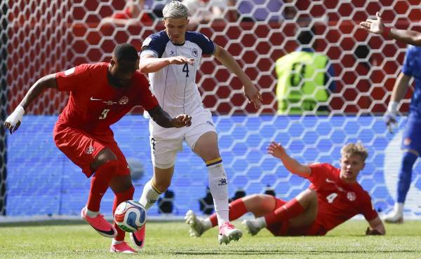 <i>Cyle Larin (i), autor del gol del empate de Canadá ante Bosnia y Herzegovina, en un partido del grupo B del Mundial 2026 en Toronto. EFE/Bienvenido Velasco</i>