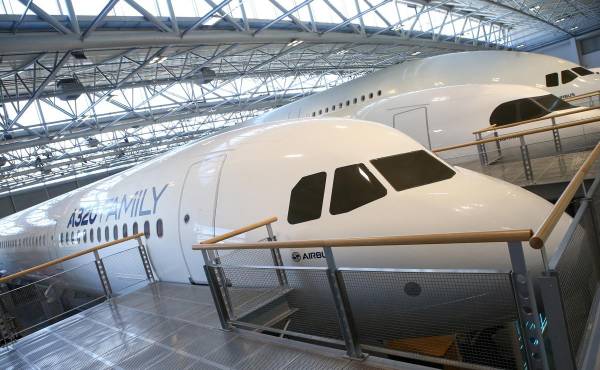 <i>Un avión Airbus de la familia A320 se exhibe en el centro de maquetas del fabricante de aeronaves Airbus, en Blagnac, cerca de Toulouse, sur de Francia, el 20 de marzo de 2019 (reeditado el 29 de noviembre de 2025). Airbus anunció el 29 de noviembre de 2025 que ordenaría la reparación inmediata de 6.000 de sus aviones de la familia A320 tras analizar que la intensa radiación solar puede corromper datos cruciales para el funcionamiento de los controles de vuelo. (Francia) EFE/EPA/FREDERIC SCHEIBER</i>