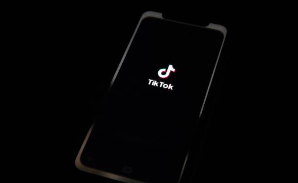 Imagen de un teléfono con el logotipo de TikTok. EFE/EPA/Roman Pilipey