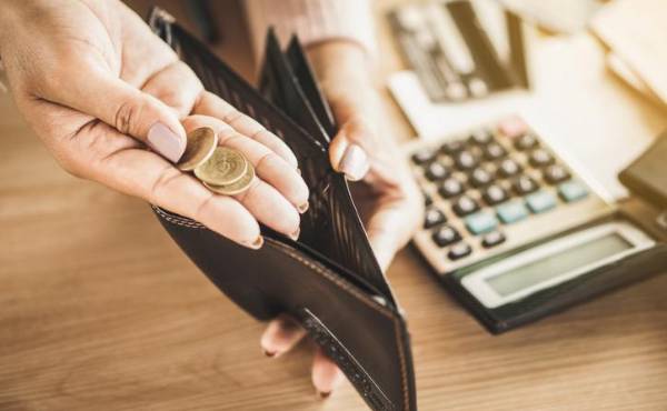 <i>Aunque los montos y los ritmos de ajuste son dispares, el común denominador en la región es la búsqueda de mayor estabilidad social en un contexto aún marcado por la informalidad y la desigualdad. Foto de Doucefleur / Getty Images/iStockphoto</i>