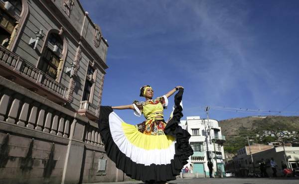 <i>Budari Palacios, bailarina garífuna hondureña, posa durante una marcha, en Tegucigalpa (Honduras). EFE/ Sophia Amador</i>