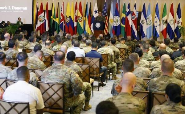 <i>El Comandante del Comando Sur de Estados Unidos, general Francis Donovan, habla durante la clausura de los ejercicios multinacionales Panamax 2026 este jueves, en Veracruz (Panamá). EFE/ Bienvenido Velasco</i>