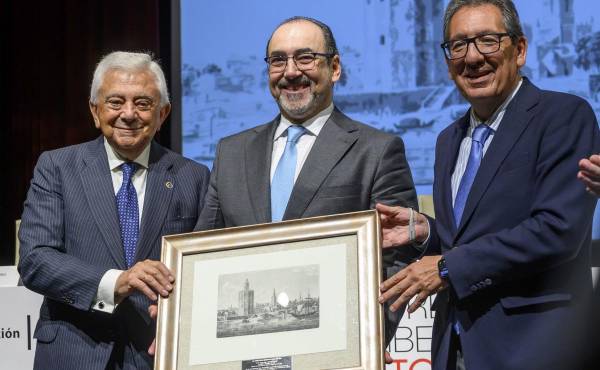 <i> Sergio Díaz-Granados (c), presidente ejecutivo de CAF (Banco de Desarrollo de América Latina), ha recibido, de manos de el presidente de la Fundación Cajasol, Antonio Pulido (d), y el presidente de la Cámara de Comercio de Sevilla, Francisco Herrero (i), un reconocimiento en la séptima edición del Premio Iberoamericano Torre del Oro promovida por la Cámara de Comercio de Sevilla, en colaboración con la Fundación Cajasol. EFE/ Raúl Caro.</i>