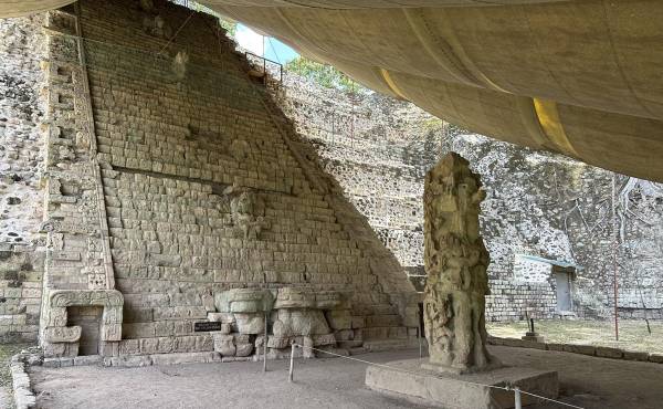 <i>Fotografía de una estela y escalinata Maya en el Parque Arqueológico Copán, en Copán Ruinas, uno de los asientos de la civilización maya (Honduras). EFE/ Germán Reyes</i>