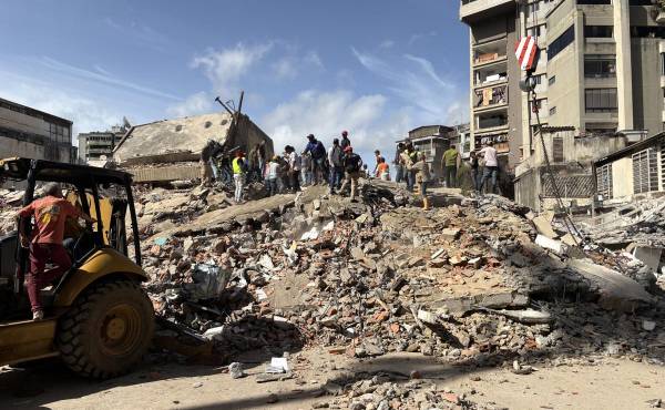 <i>Personas ayudan a remover escombros de edificios derrumbados por los terremotos este jueves, en el sector San Bernardino, en Caracas (Venezuela). EFE/ Carlos Seijas</i>