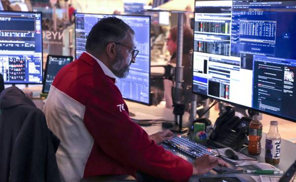 <i>Un operador trabaja en el parqué de la Bolsa de Nueva York (NYSE) tras la apertura de la sesión en Nueva York, EEUU. EFE/ Sarah Yenesel/Archivo</i>