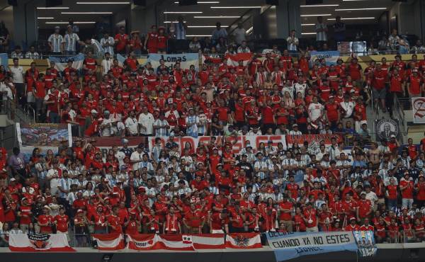 <i>Aficionados de ambas selecciones en las gradas en el partido del Mundial 2026 entre Argentina y Austria, este lunes en Arlington, Texas. EFE/Mariscal</i>