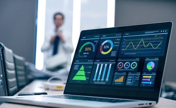 <i>Las máquinas ejecutarán cada vez más. El valor humano se desplazará hacia una tarea más difícil: decidir qué vale la pena hacer. (Foto: Shutterstock)</i>