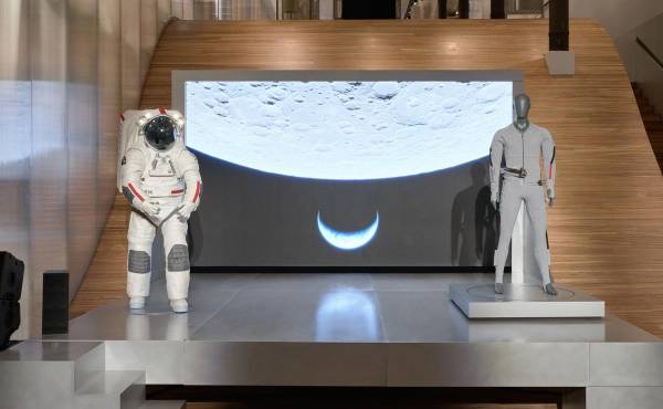 <i>Fotografía cedida por Axiom Space de la prenda (d) de ventilación y refrigeración líquida (LCVG), una capa interior diseñada por Prada para los astronautas, que se utilizará debajo del traje espacial (i) Axiom Extravehicular Mobility Unit (AxEMU) en las futuras misiones Artemis de la NASA. EFE/ Axiom Space /</i>