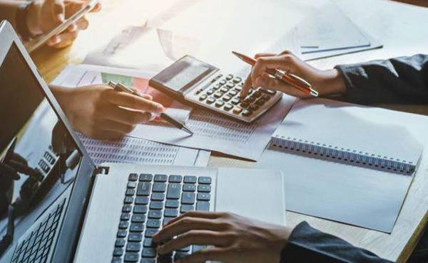 <i>Según la firma, la medida podría reducir controversias tributarias y brindar mayor certeza jurídica sobre la deducibilidad de mermas y pérdidas. Foto de iStock</i>