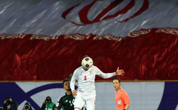 <i>Partido de fútbol en Irán. EFE/EPA/ABEDIN TAHERKENAREH/Archivo</i>