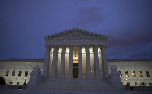 <i>Fotografía de archivo de una vista general del frontispicio del edificio sede del Tribunal Supremo estadounidense, en Washington DC (EE.UU.). EFE/Michael Reynolds</i>