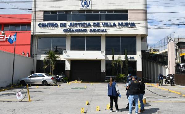 <i>Integrantes de la Policía Nacional Civil (PNC) y Fiscales del Ministerio Público (MP) realizan una inspección judicial este domingo, en Ciudad de Guatemala (Guatemala). La Policía de Guatemala sufrió múltiples ataques en su contra en diversos puntos de la capital del país centroamericano que han dejado hasta el momento al menos siete agentes fallecidos. EFE/ Alex Cruz</i>