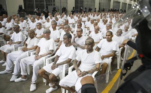 A través de pantallas, los pandilleros juzgados pueden seguir desde el Cecot (a las afueras de la capital) las instancias del megajuicio que concreta sus actuaciones en un juzgado ubicado en San Salvador. (Foto: EFE)