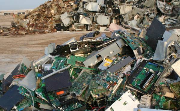 <i>Ha llevado a varios países a diseñar planes, programas y regulaciones para el reciclaje de componentes reutilizables, con el objetivo de mitigar los impactos ambientales. Foto de Lya_Cattel / Getty Images</i>
