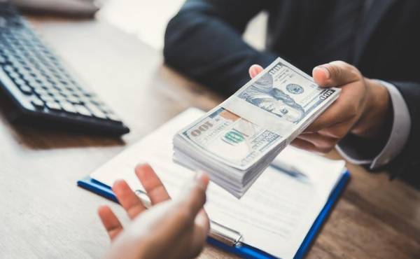 <i>El primer salario representa mucho más que recibir un ingreso. Es el momento en que las personas comienzan a construir la relación que tendrán con el dinero durante toda su vida. Foto de Atstock Productions / Getty Images/iStockphoto</i>