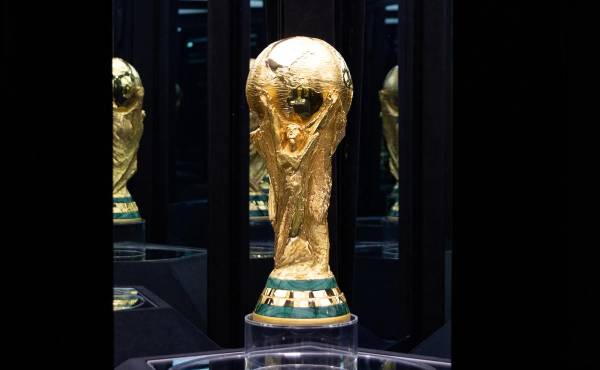 <i>Fotografía de Carlos Ramírez, en la que puede verse en una imagen de archivo del pasado 3 de mayo el trofeo de la Copa Mundial de la FIFA 2026. EFE</i>