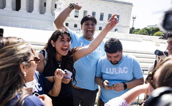 <i>Simpatizantes de partidarios de la ciudadanía por nacimiento celebran después de que la Corte Suprema de Estados Unidos rechazara la orden ejecutiva del presidente estadounidense Donald Trump que intentaba revertir ese derecho en Washington (EE.UU.). EFE/EPA/JIM LO SCALZO</i>