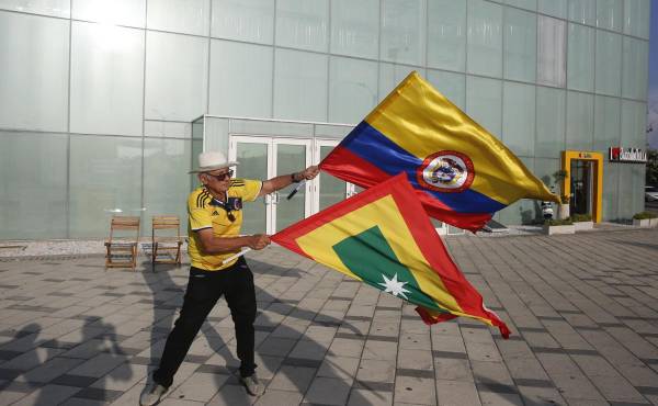 <i>Un seguidor del candidato presidencial Abelardo de la Espriella, celebra al final de la jornada electoral este domingo en Barranquilla (Colombia). El candidato de ultraderecha Abelardo de la Espriella, del movimiento Defensores de la Patria, y el izquierdista Iván Cepeda, del Pacto Histórico, diputarán en segunda vuelta la Presidencia de Colombia el próximo 21 de junio tras ser los más votados en la primer ronda.EFE/ Ernesto Guzman Jr</i>