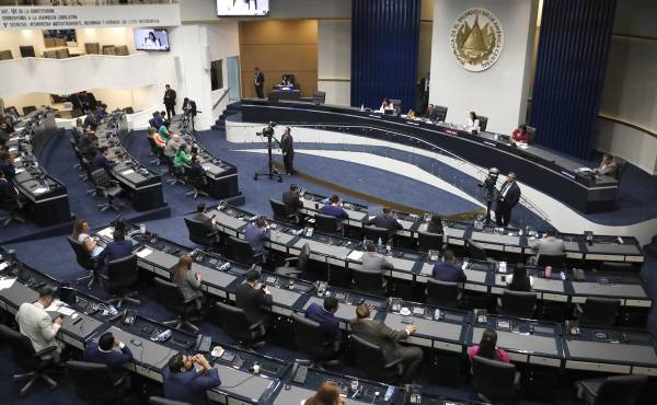 <i>Diputados participan en una sesión plenaria este jueves en San Salvador (El Salvador). La Asamblea Legislativa de El Salvador, dominada por el partido gobernante Nuevas Ideas (NI), ratificó una reforma constitucional para que los salvadoreños que viven en el extranjero tengan una representación directa en el Órgano Legislativo, como solicitó el presidente Nayib Bukele. EFE/Rodrigo Sura</i>
