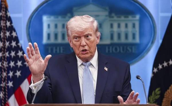 Esto es extorsión internacional, y los líderes de los países, especialmente de Estados Unidos, jamás se dejarán extorsionar, dijo el presidente Donald Trump a través de su red Truth Social. (Foto: EFE)