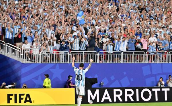 <i>Lionel Messi selló este martes la victoria de Argentina en la edición 23 del Mundial con un triplete que lo encumbra con 16 como máximo goleador de todas las copas al lado del alemán Miroslav Klose. EFE/EPA/AMY KONTRAS</i>