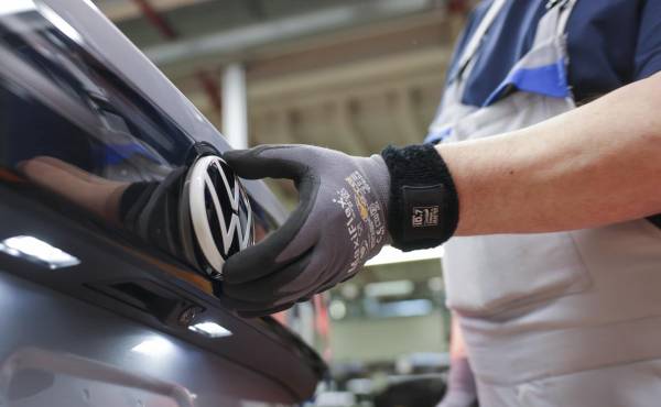 <i>Volkswagen quiere producir mayor volumen de ventas por cada modelo con menores costes y mejor tecnología. (Alemania) EFE/EPA/CHRISTOPHER NEUNDORF</i>