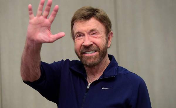 Fotografía de archivo del 26 de noviembre del 2018 que muestra al actor estadounidense Chuck Norris saludando en la 15º campaña de la fundación benéfica Shoe Box en el hotel Kempinski Corvinus de Budapest (Hungría). EFE/ Tamas Kovacs