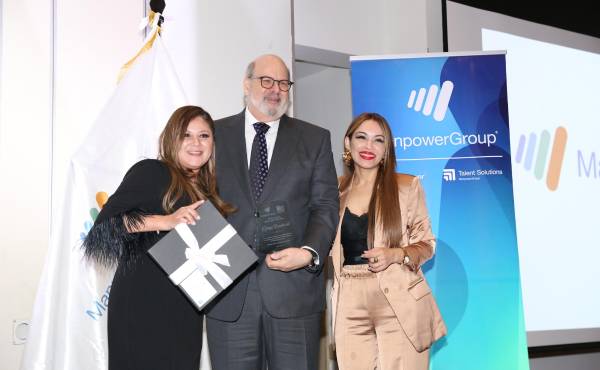 <i>Jorge Canahuati Larach, presidente de Grupo OPSA, recibe el reconocimiento por su trayectoria empresarial y su aporte al desarrollo de Honduras y Centroamérica. (Foto Cortesía La Prensa / Honduras).</i>