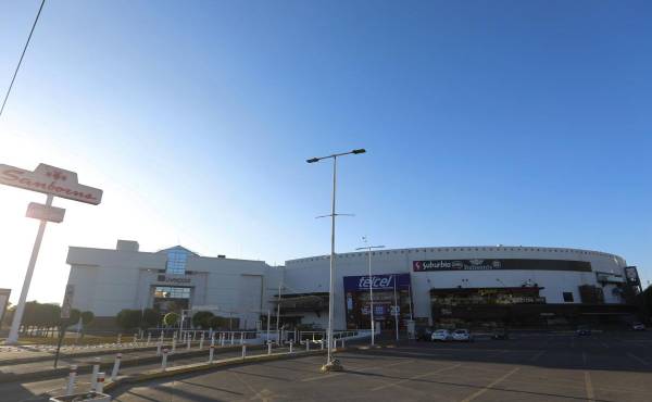 MEX5195. GUADALAJARA (MÉXICO), 23/02/2026.- Fotografía que muestra un centro comercial cerrado este lunes, en Guadalajara (México). Guadalajara, capital de Jalisco, amaneció con una extraña sensación de tensa calma, con casi todos negocios cerrados y la suspensión de las clases de educación básica y superior, un día después de la ola de violencia desatada con bloqueos e incendios tras la muerte en operativo militar del capo Nemesio Oseguera Cervantes, alias El Mencho, líder del Cártel Jalisco Nueva Generación (CJNG). EFE/ Francisco Guasco