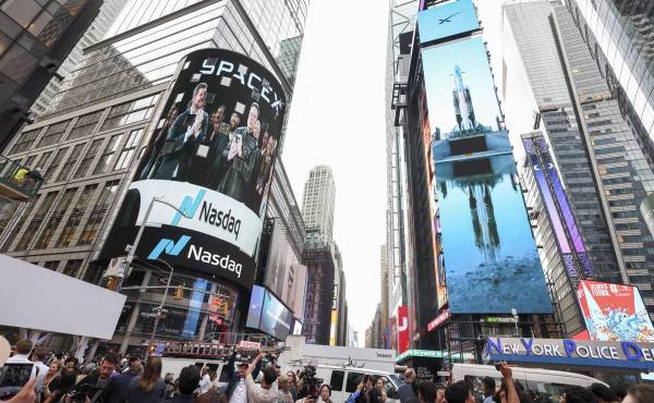 <i>Vista general del fundador y CEO de SpaceX, Elon Musk, en una pantalla gigante en la sede del indicador bursátil Nasdaq, el pasado 12 de junio, en Nueva York (NY, EE.UU.). EFE/Sasrah Yenesel</i>