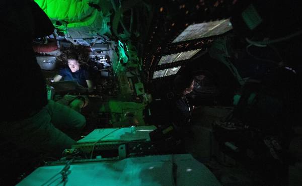 <i>No usar el retrete, advirtió a los astronautas su colega Jenny Gibbons, quien es el contacto humano desde el Centro Espacial de Houston (Texas), donde está el centro de mando de la misión lunar. Foto de cortesía</i>