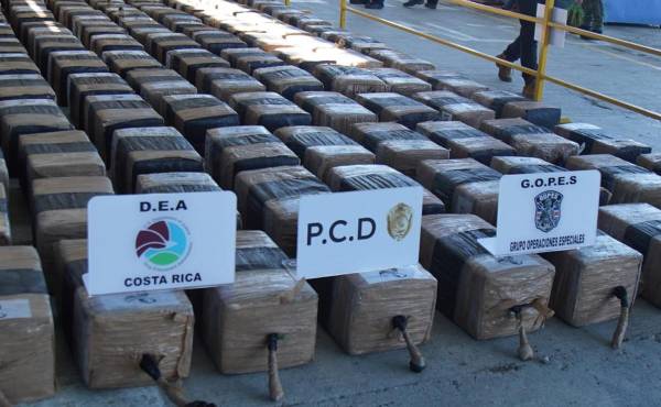 <i>Fotografía cedida por el Ministerio de Seguridad de Costa Rica donde se muestra tres toneladas de cocaína decomisadas este viernes, en el Pacífico costarricense. EFE/ Ministerio de Seguridad de Costa Rica</i>