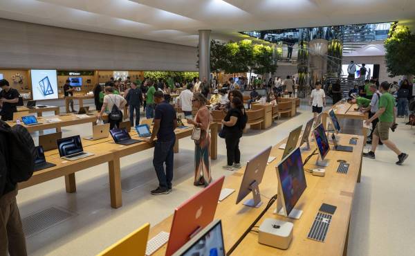 <i>Personas visitan la tienda Apple de la 5 Avenida este lunes, en Nueva York (EE.UU). Apple abrió hace veinticinco años sus dos primeras tiendas físicas, en Tysons Corner (Virginia) y Glendale (California), (EFE/ Angel Colmenares)</i>