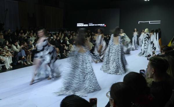 <i>Modelos desfilan con prendas del diseñador estadounidense Michael Costello durante la inauguración de la décimosegunda edición del Guatemala Fashion Week (GTFW) este martes, en Ciudad de Guatemala (Guatemala). La GTFW arrancó consolidándose como la principal plataforma de moda de la región con el objetivo de internacionalizar el diseño nacional y promover la sostenibilidad. EFE/ Mariano Macz</i>