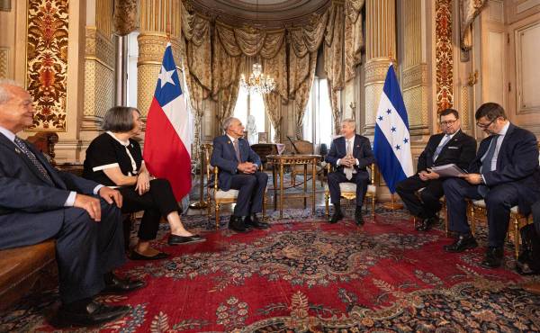 <i>El nuevo presidente de Chile, José Antonio Kast (c-d), habla con el presidente de Honduras, Nasry Asfura (c-i), durante una reunión bilateral este martes, en el Palacio Cousiño en Santiago (Chile). EFE/ Ailen Díaz</i>
