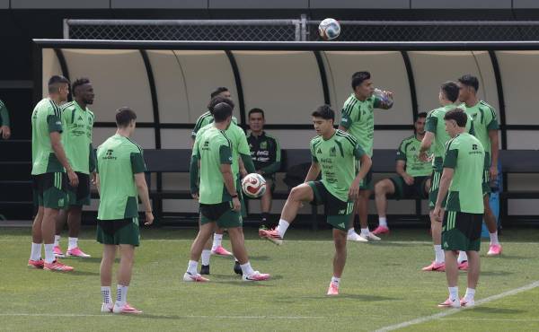 <i>Jugadores de la selección mexicana de fútbol entrenan en el Centro de Alto Rendimiento de la Federación Mexicana de Fútbol en Ciudad de México (México). EFE/José Méndez</i>
