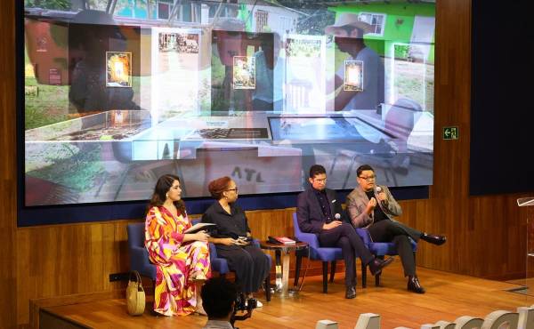 <i>El curador del Museo del Canal, Román Flórezel (d) habla junto al artista residente FARO 2023, Alfredo Martíz (2-d), a la artista residente FARO 2022, Gianna De Dier (2-i), y la directora ejecutiva del Museo del Canal y curadora en jefe, Ana Elizabeth González, durante un evento, en Ciudad de Panamá (Panamá). EFE/ Carlos Lemos</i>