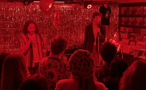 <i>Personas participando en el evento 'Date My Friend (LA)' ('Sal con mi amigo') en Los Ángeles (Estados Unidos). EFE/ Mónica Rubalcava</i>