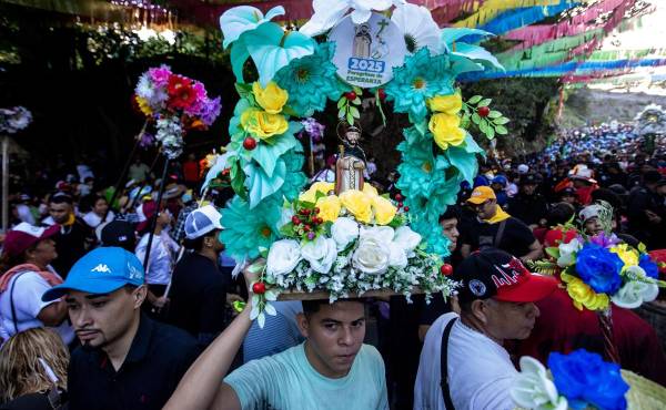 Personas participan en la tradición de 'Los Diablitos Negros', durante las fiestas de Santo Domingo, en Managua (Nicaragua). EFE/ STR