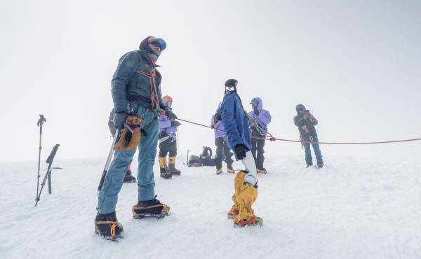 <i>El robot humanoide llamado Pemba (c) en la cumbre del volcán Chimborazo. EFE/ David Gutiérrez </i>